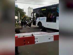 Ini Penjelasan Dirut Soal TransJ Berhenti di Perlintasan Kereta Ini Penjelasan Dirut Soal TransJ Berhenti di Perlintasan Kereta
