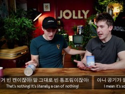 Nekat! Dua YouTuber Ini Cicip Daging Ular Kalengan