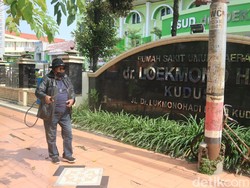 Nyentrik! Eks Ketua DPRD Kudus Semprot Air Rukiah Klaim Biar Corona Hempas