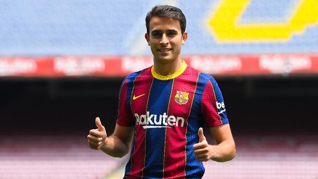 BARCELONA, SPAIN - JUNE 01: Eric Garcia reacts whilst posing for a photograph as he is presented as a FC Barcelona player at Camp Nou stadium on June 01, 2021 in Barcelona, Spain. (Photo by David Ramos/Getty Images)