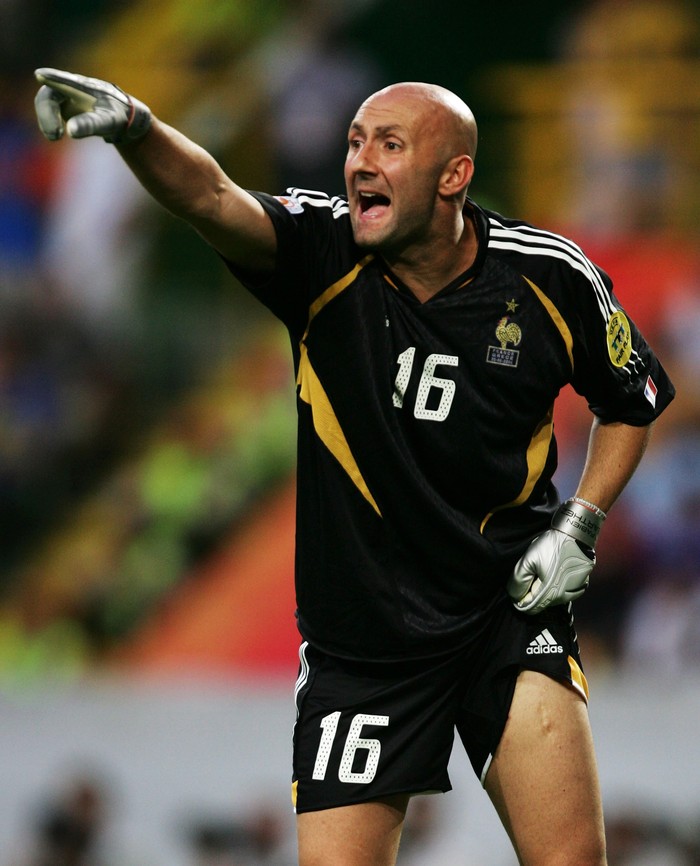 fabian barthez timnas prancis piala eropa 2004 LISBON, PORTUGAL - JUNE 25: Fabien Barthez of France shouts instructions during the UEFA Euro 2004, Quarter Final match between France and Greece at the Jose Alvalade Stadium on June 25, 2004 in Lisbon, Portugal. (Photo by Laurence Griffiths/Getty Images)