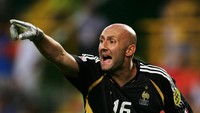 Kemudian ada Fabian Barthez, yang sempat juara Liga Champions bersama Marseille pada 1992/1993, lalu juara Piala Dunia 1998 bersama Prancis, dan bisa jadi kampiun Liga Inggris di Manchester United. (Foto: Laurence Griffiths/Getty Images)