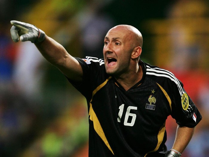 LISBON, PORTUGAL - JUNE 25:  Fabien Barthez of France shouts instructions during the UEFA Euro 2004, Quarter Final match between France and Greece at the Jose Alvalade Stadium on June 25, 2004 in Lisbon, Portugal. (Photo by Laurence Griffiths/Getty Images)