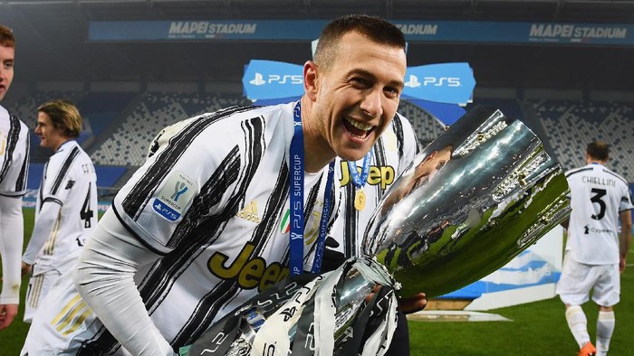 REGGIO NELLEMILIA, ITALY - JANUARY 20:  Federico Bernardeschi of Juventus celebrates with the PS5 Supercup after victory in the Italian PS5 Supercup match between Juventus and SSC Napoli at Mapei Stadium - Citta del Tricolore on January 20, 2021 in Reggio nellEmilia, Italy.  (Photo by Claudio Villa/Getty Images)