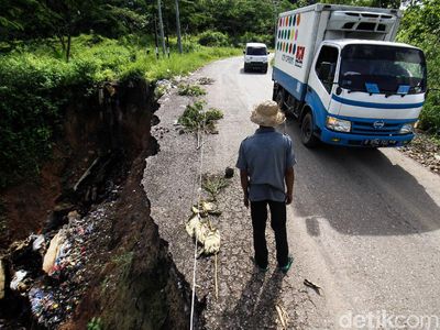 Hati-hati! Jalan Lintas Kertas Kraf Aceh Longsor