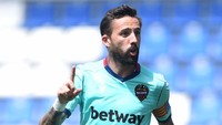 Jose Luis Morales menjadi andalan Levante di usia yang sudah menginjak 33 tahun. Ia mampu bikin 13 gol, dan membantu klubnya lolos dari jerat degradasi. (Foto: Juan Manuel Serrano Arce/Getty Images)