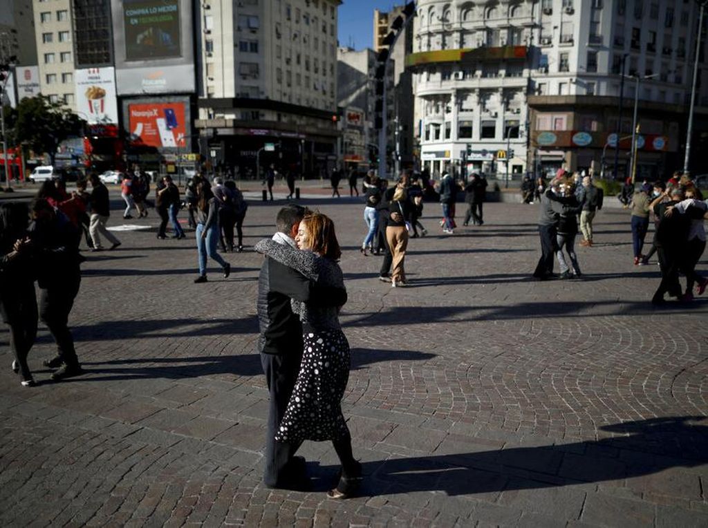 Kala Warga Argentina Ubah Alun-alun Jadi Tempat Menari Tango