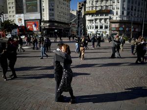 Kala Warga Argentina Ubah Alun-alun Jadi Tempat Menari Tango Kala Warga Argentina Ubah Alun-alun Jadi Tempat Menari Tango