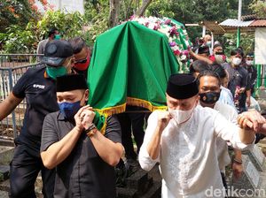 Suasana Haru Iringi Pemakaman Ibunda Ketua Umum PSSI M Iriawan Suasana Haru Iringi Pemakaman Ibunda Ketua Umum PSSI M Iriawan