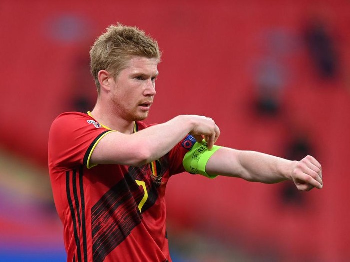 LONDON, ENGLAND - OCTOBER 11: Kevin De Bruyne of Belgium adjusts his armband during the UEFA Nations League group stage match between England and Belgium at Wembley Stadium on October 11, 2020 in London, England. Football Stadiums around Europe remain empty due to the Coronavirus Pandemic as Government social distancing laws prohibit fans inside venues resulting in fixtures being played behind closed doors. (Photo by Michael Regan/Getty Images)