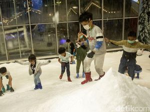 Libur Tanggal Merah, Anak-anak Antusias Main Salju