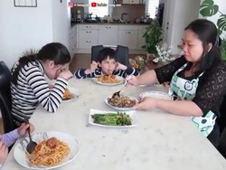 Keseruan Inong Sam Masak Makanan Hemat Austria vs Indonesia