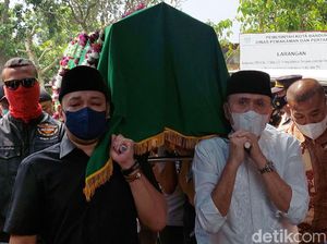 Momen Pemakaman Ibunda Ketua Umum PSSI M Iriawan di Bandung