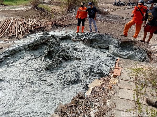 Penampakan Semburan Lumpur Berbau Belerang yang Muncul di Cirebon