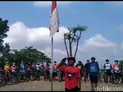 Peringati Hari Pancasila, Komunitas Sepeda Gunung Kulon Progo Gelar Upacara di Puncak Bukit