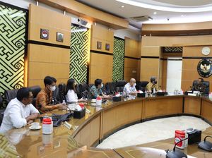 Temui Mahfud, BEM UI Minta Status Tersangka 9 Pendemo Hardiknas Dibatalkan Temui Mahfud, BEM UI Minta Status Tersangka 9 Pendemo Hardiknas Dibatalkan