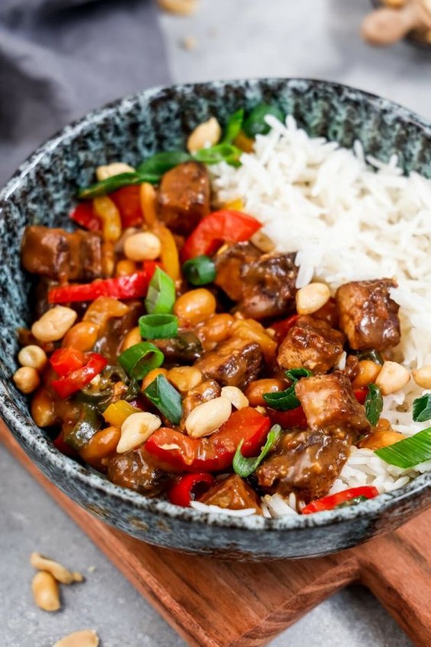 Tahu adalah bahan makanan yang banyak disukai oleh orang Indonesia.