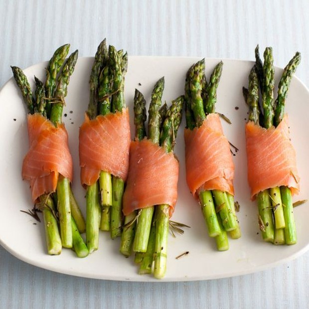 Asparagus dan salmon asap ini mungkin kelihatan mewah, tetapi sangat mudah dibuat.