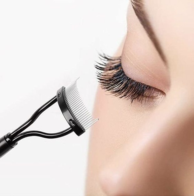 Pinterest.com/shanhooks Gunakan spoole bersih untuk menyisir setiap set bulu mata dari akar ke ujung.