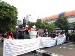 Ada Aksi di Depan Gedung KPK, Polisi Pasang Tali Dalmas dan Barracuda Disiagakan