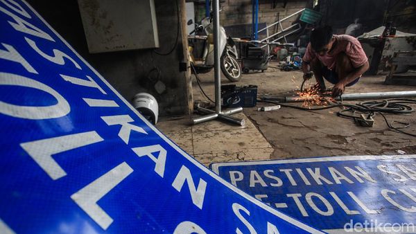 Geliat Perajin Marka Jalan di Tengah Pembukaan Tol Baru