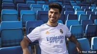 Masih disponsori Adidas, Madrid kini bermain dengan warna biru dan oranye di bagian ujung lengan dan leher. Musim lalu, mereka bermain dengan corak pink. Kerah jersey tak lagi v-neck, namun bundar.  Foto: Adidas