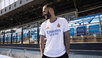 Logo adidas menjadi warna oranye, sedangkan untuk sponsor Fly Emirates dipasang dengan warna biru. Warna putih yang mendominasi jersey juga dihiasi motif spiral, yang terinsipirasi dari air mancur Cibeles. Foto: Adidas