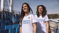 Posisi strip tiga garis khas Adidas juga kembali ditempatkan di bagian bahu. Musim lalu, posisi tiga strip tersebut diletakkan memanjang di bagian samping kiri dan kanan badan. Foto: Adidas