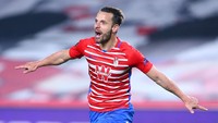 Dan penampikan Roberto Soldado juga masih tokcer di usia yang sudah menginjak 35 tahun. Ia mampu mencetak 9 gol dan mengantar Granada finis di papan tengah, serta maju sampai perempatfinal Liga Europa. (Foto: Fran Santiago/Getty Images)
