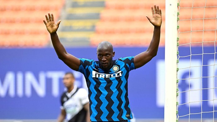 MILAN, ITALY - MAY 23: Romelu Lukaku of FC Internazionale celebrates after scoring their sides fifth goal during the Serie A match between FC Internazionale Milano and Udinese Calcio at Stadio Giuseppe Meazza on May 23, 2021 in Milan, Italy. A limited number of fans will be allowed into Premier League stadiums as Coronavirus restrictions begin to ease in Italy. (Photo by Mattia Ozbot/Getty Images)