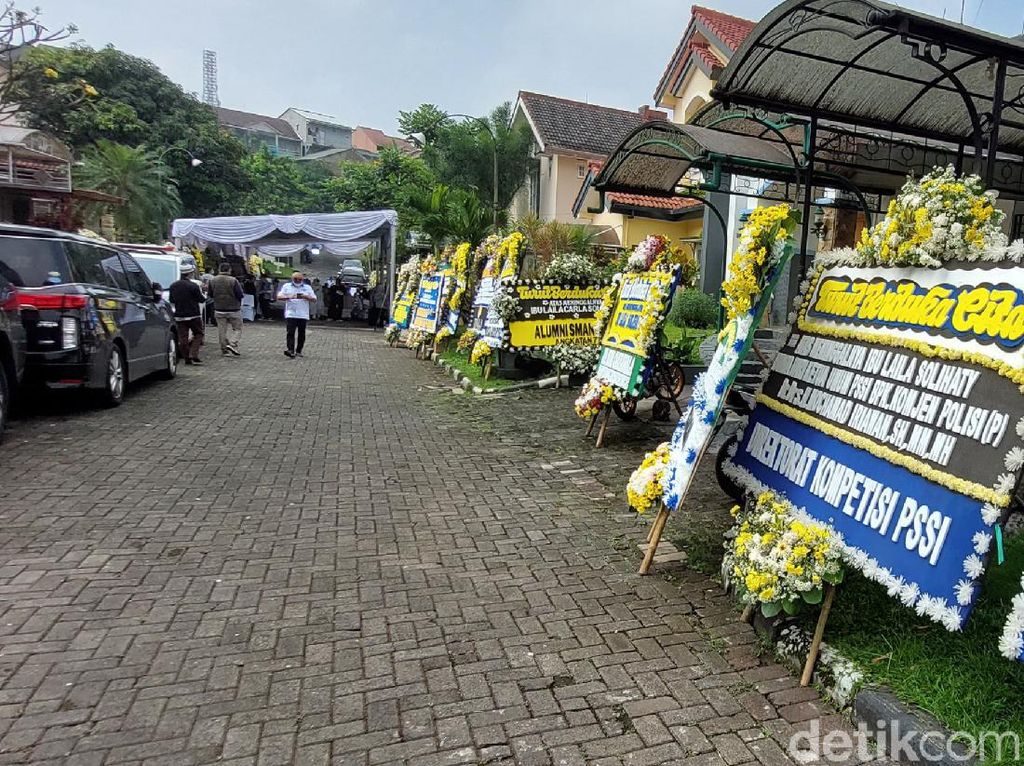 Karangan Bunga Penuhi Rumah Duka Ibunda Ketum PSSI M Iriawan di Bandung Karangan Bunga Penuhi Rumah Duka Ibunda Ketum PSSI M Iriawan di Bandung