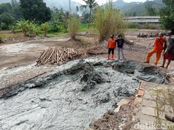 Semburan Lumpur Berbau Belerang Muncul di Desa Cipanas Cirebon