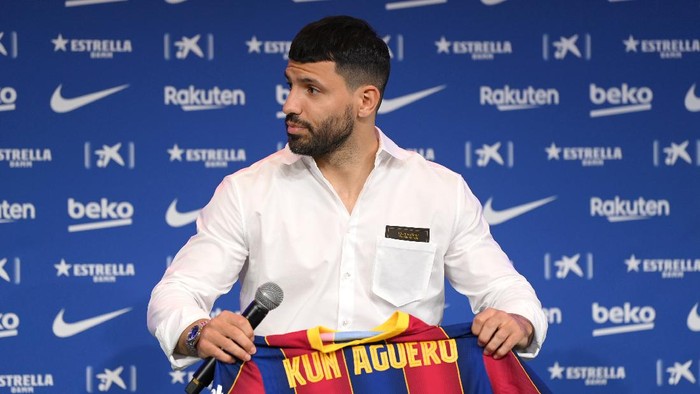 BARCELONA, SPAIN - MAY 31: Sergio Aguero holds a FC Barcelona shirt up as he is presented as a Barcelona player at the Camp Nou Stadium on May 31, 2021 in Barcelona, Spain. (Photo by David Ramos/Getty Images)