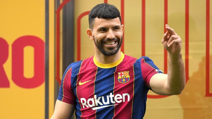 BARCELONA, SPAIN - MAY 31: Sergio Aguero reacts as he is presented as a Barcelona player at the Camp Nou Stadium on May 31, 2021 in Barcelona, Spain. (Photo by David Ramos/Getty Images)