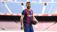 Aguero setelah menjalani sesi konferensi pers pertama di Barcelona langsung menggelar sesi foto di Camp Nou. (Foto: Getty Images/David Ramos)