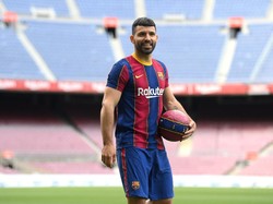 Aguero Tolak Pakai Jersey Warisan Messi di Barcelona karena...