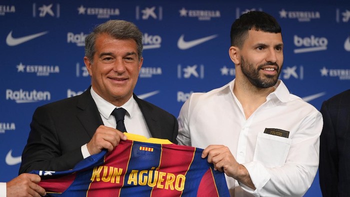 Sergio Aguero BARCELONA, SPAIN - MAY 31: Joan Laporta, President of FC Barcelona and Sergio Aguero hold a FC Barcelona shirt up as he is presented as a Barcelona player at the Camp Nou Stadium on May 31, 2021 in Barcelona, Spain. (Photo by David Ramos/Getty Images)