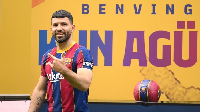 BARCELONA, SPAIN - MAY 31: Sergio Aguero reacts whilst posing for a photograph as he is presented as a Barcelona player at the Camp Nou Stadium on May 31, 2021 in Barcelona, Spain. (Photo by David Ramos/Getty Images)