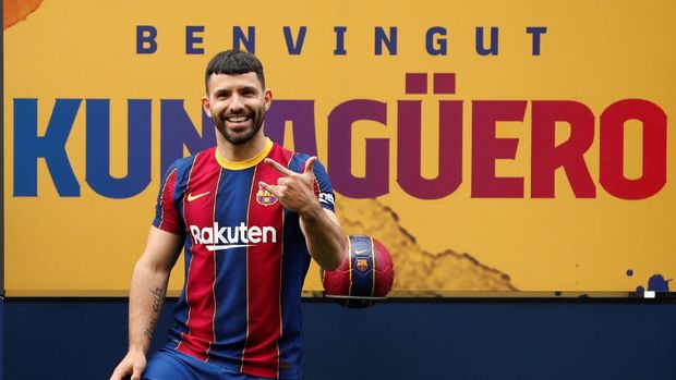 SOCCER-SPAIN-FCB/AGUERO Soccer Football - FC Barcelona present new signing Sergio Aguero - Camp Nou, Barcelona, Spain - May 31, 2021 FC Barcelona's new signing Sergio Aguero poses during his presentation REUTERS/Albert Gea TPX IMAGES OF THE DAY