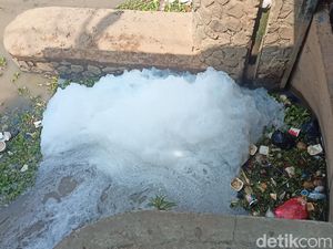 Sungai Citarik Berbusa, DLH Bandung: Diduga Limbah Mini Industri
