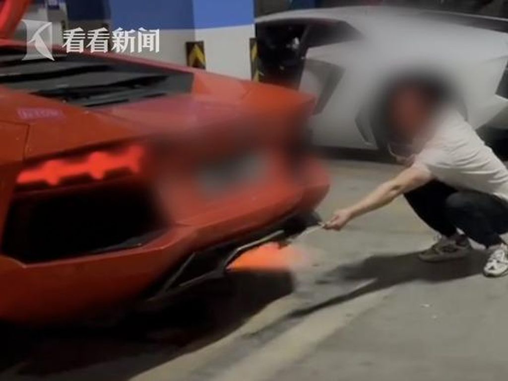 Waduh! Pria Ini Bakar Sate Pakai Knalpot Lamborghini Demi Konten Waduh! Pria Ini Bakar Sate Pakai Knalpot Lamborghini Demi Konten