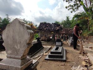 Hii! Warga di Cirebon Ini Hidup Berdampingan Dengan Kompleks Makam