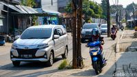 Awas! Ada Tiang-tiang Besi di Tengah Jalan Cinere