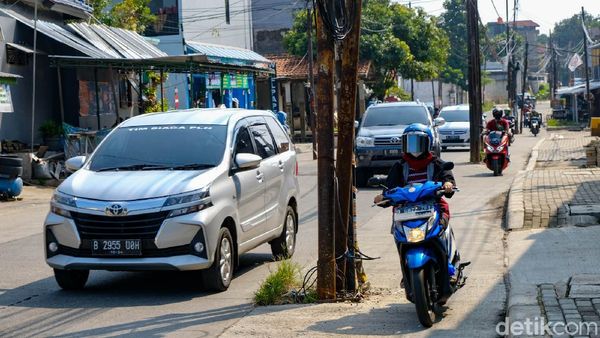 Awas! Ada Tiang-tiang Besi di Tengah Jalan Cinere