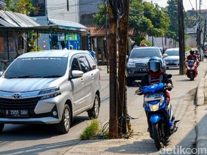 Awas! Ada Tiang-tiang Besi di Tengah Jalan Cinere