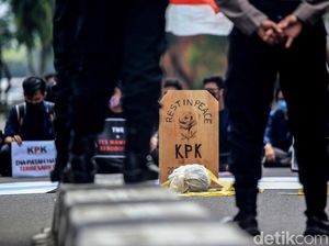 Bawa Batu Nisan dan Bendera Kuning, Mahasiswa Kritisi TWK KPK