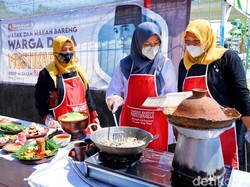 Ngantor di Desa, Bupati Ipuk Bareng Warga Masak Resep Bung Karno