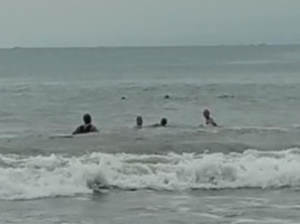 Detik-detik Dua Wisatawan Terseret Ombak di Pantai Santolo Garut Detik-detik Dua Wisatawan Terseret Ombak di Pantai Santolo Garut