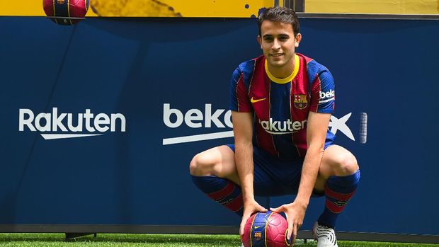 BARCELONA, SPAIN - JUNE 01: Eric Garcia reacts whilst posing for a photograph as he is presented as a FC Barcelona player at Camp Nou stadium on June 01, 2021 in Barcelona, Spain. (Photo by David Ramos/Getty Images)
