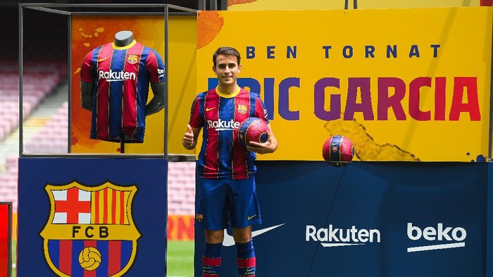 Eric Garcia BARCELONA, SPAIN - JUNE 01: Eric Garcia reacts whilst posing for a photograph as he is presented as a FC Barcelona player at Camp Nou stadium on June 01, 2021 in Barcelona, Spain. (Photo by David Ramos/Getty Images)